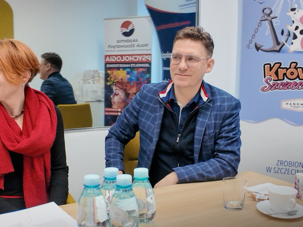 Wiceprezydent Miasta Szczecin Michał Przepiera na uroczystości wręczenia nagród.